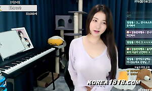 SUPER sexy Korean Babe shows off tits by accident!