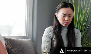 MODERN-DAY SINS - Legal age teenager Babysitter Kimmy Kimm Jism SWAPS Her Boss' CREAMPIE With His Hot Mummy Wife!