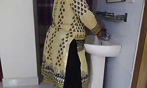 Dispirited Pakistani Desi Spread out Ayesha Bhabhi Fucked By Their way Ex Make obsolete - While Washing Hands In Washroom
