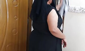 (Hot and Dirty Hijab Aunty Ko Choda) Indian Sexy aunty screwed by neighbour greatest extent cleaner diggings - Clear Hindi Audio