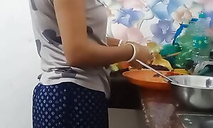 Wife ko overheated saree pe kitchen main sex Kiya