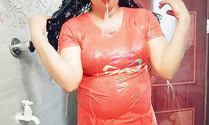 Bathing video of make an issue of beautiful Bhabhi of Bangladesh. Satisfied with toys.