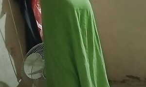 deshi aunty saree change & showing slit