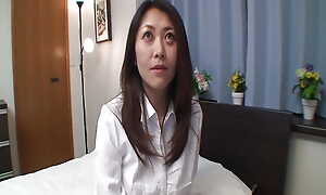 Japanese MILF Gets Her Hairy Vagina Relaxing with Toys by a Horny Tramp